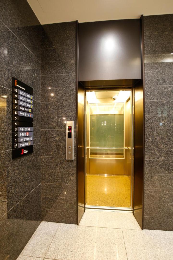 24 Guesthouse Sinchon Avenue 首爾 外观 照片