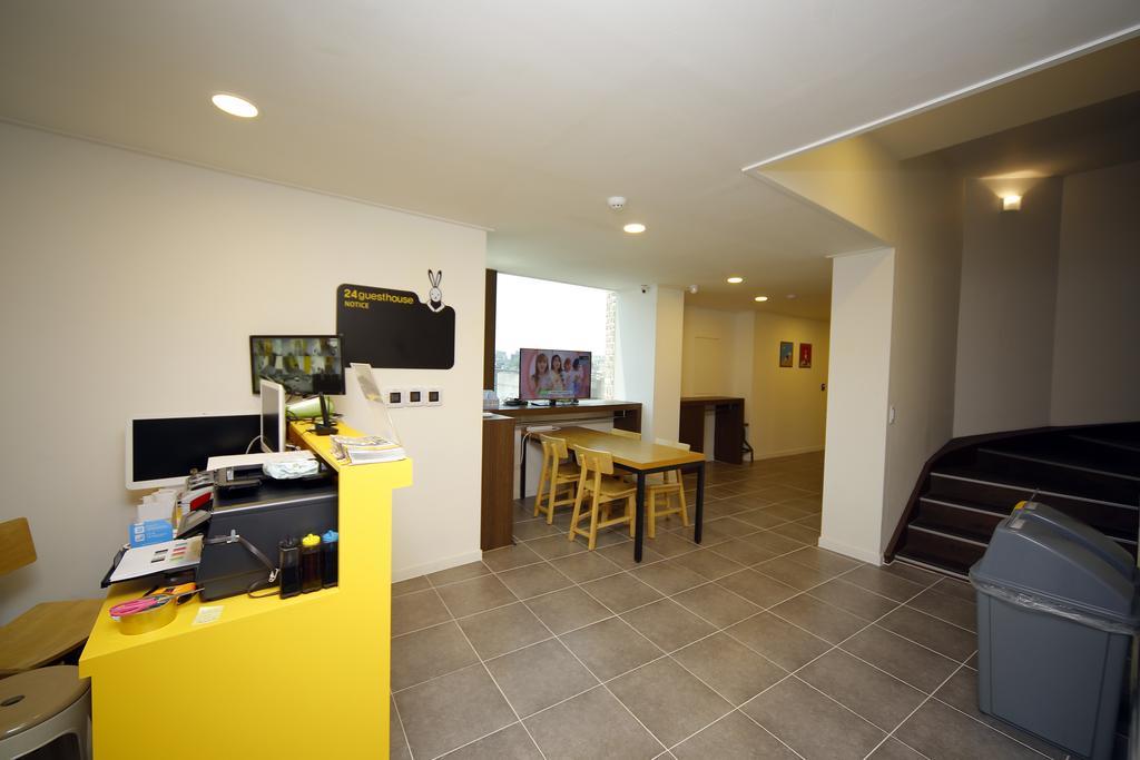24 Guesthouse Sinchon Avenue 首爾 外观 照片